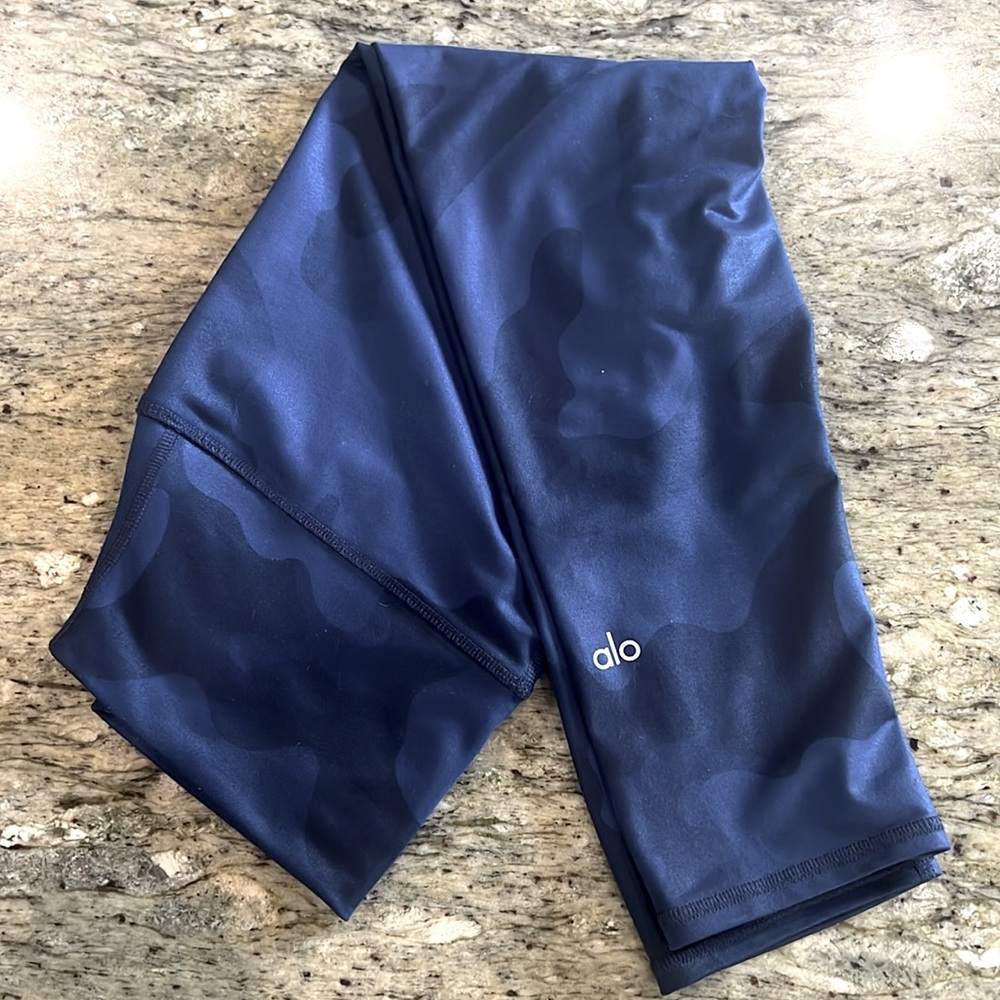 Alo high waisted blue camo leggings 3/4 length